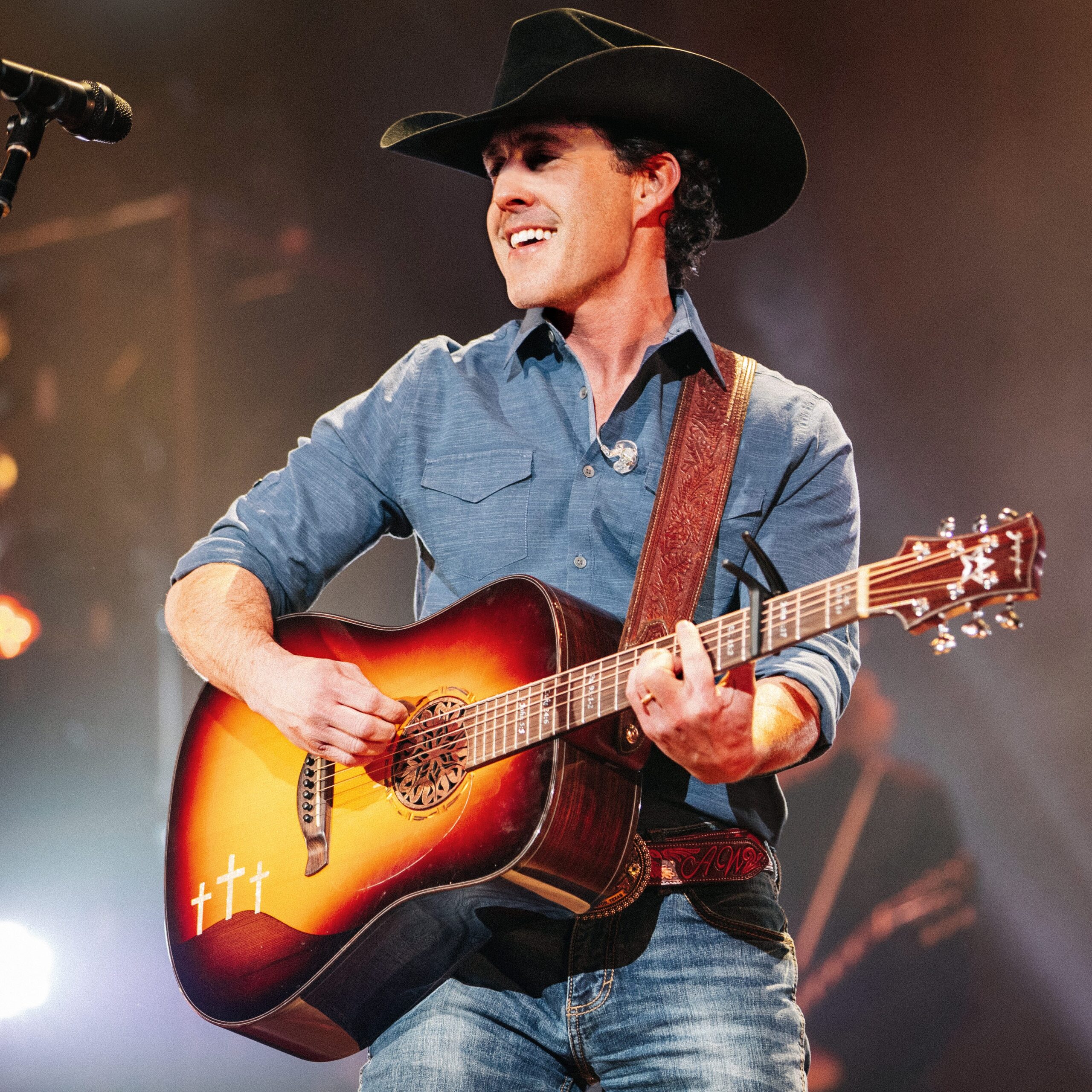 Aaron Watson takes the stage at 10PM